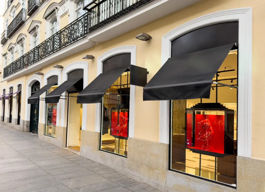 Façade vitrine de magasin en aluminium sur mesure à Bourcefranc-le-Chapus